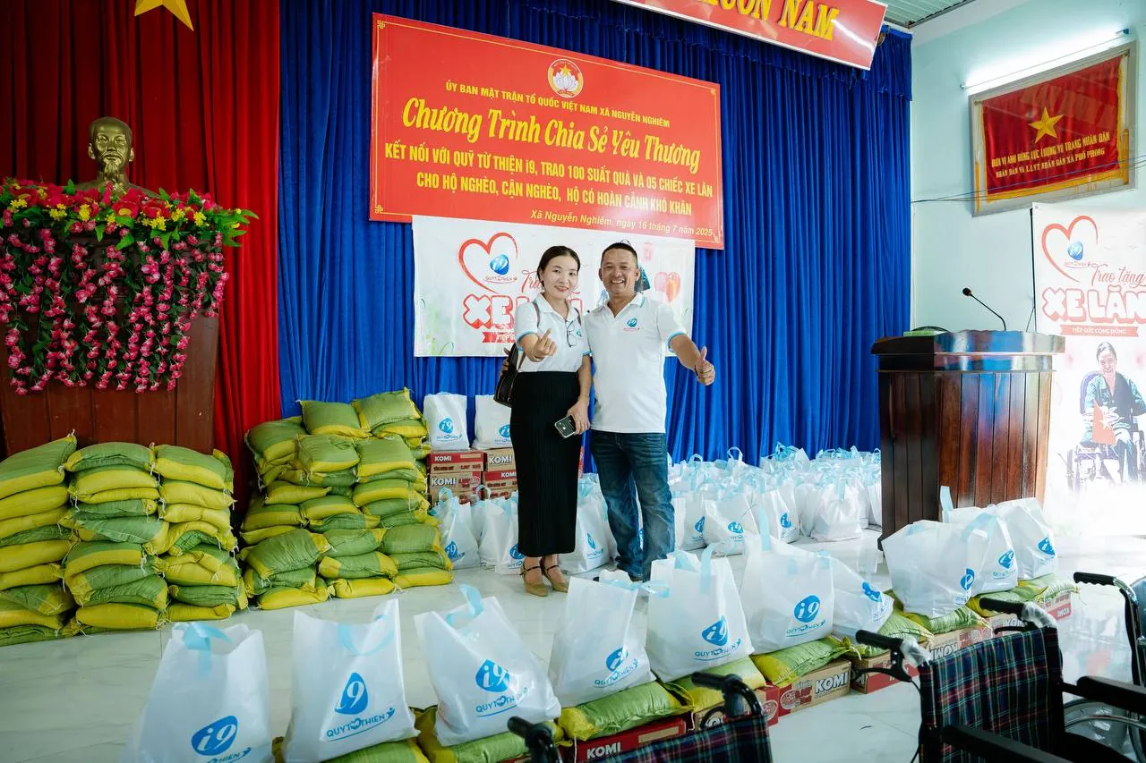 Hình ảnh hai chú gà chọi đang thi đấu trên sân, biểu tượng của cá cược đá gà.